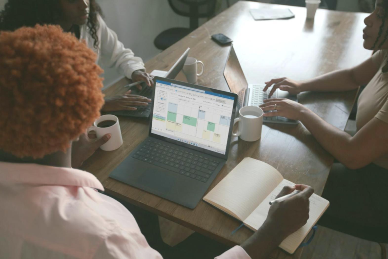 Teilnehmer beim Arbeiten mit Budgetplanungsunterlagen